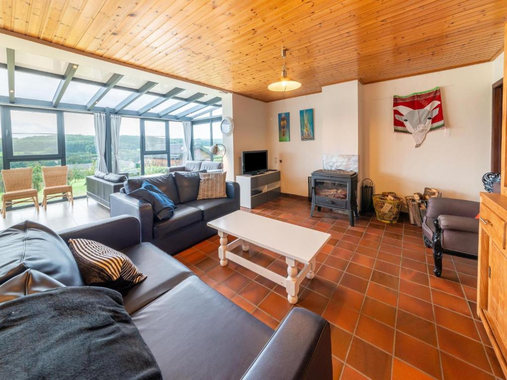 sala de estar con sofá y mesa en Cozy holiday home in Malmedy with a beautiful view, en Malmedy