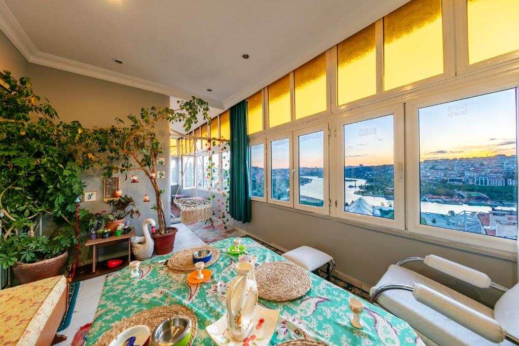 sala de estar con mesa y algunas ventanas en See Suite en Estambul