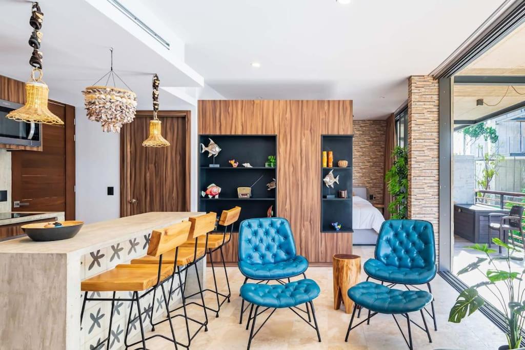 トゥルムにあるCenote & Luxury Condo Studioのキッチン、ダイニングルーム(青い椅子、カウンター付)