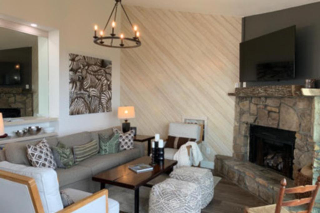 un salon avec un canapé et une cheminée dans l'établissement Marla on the Mountain, à Sugar Mountain