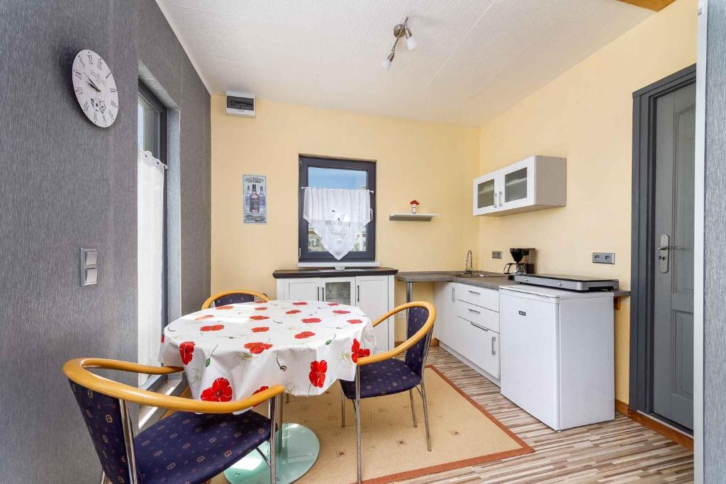 cocina con mesa y sillas y cocina con encimera en Holiday home in Ábrahamhegy - Balaton 42690, en Ábrahámhegy