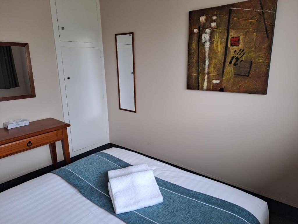 Postel nebo postele na pokoji v ubytování Commodore Motor Lodge