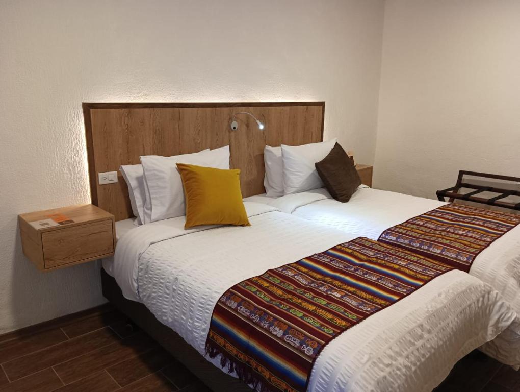 Postel nebo postele na pokoji v ubytování Casona Tobar Hotel