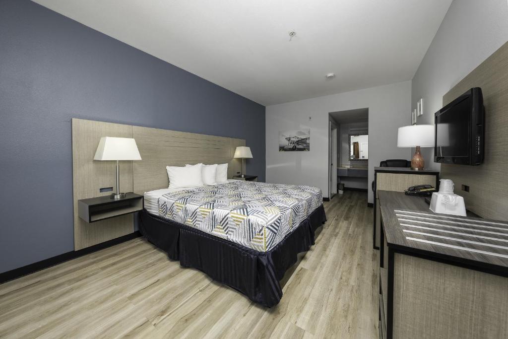 Baymont by Wyndham Ridgecrest photo