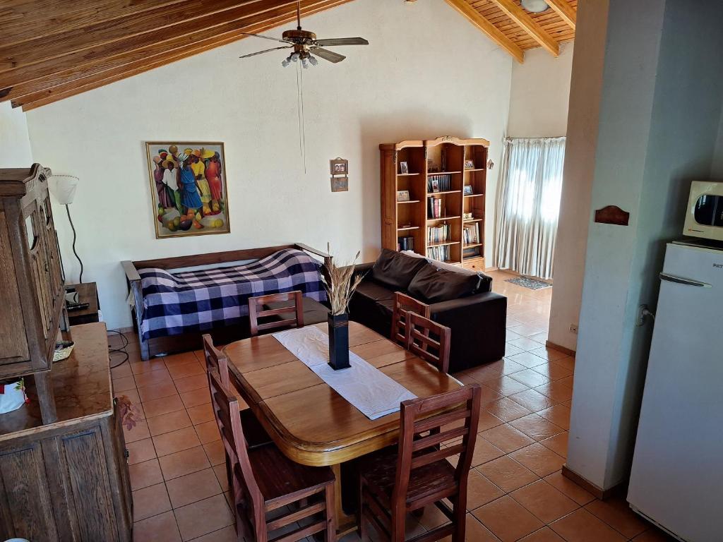 een woonkamer met een tafel en een bank bij ANA Apartments & Parking Mendoza in Mendoza