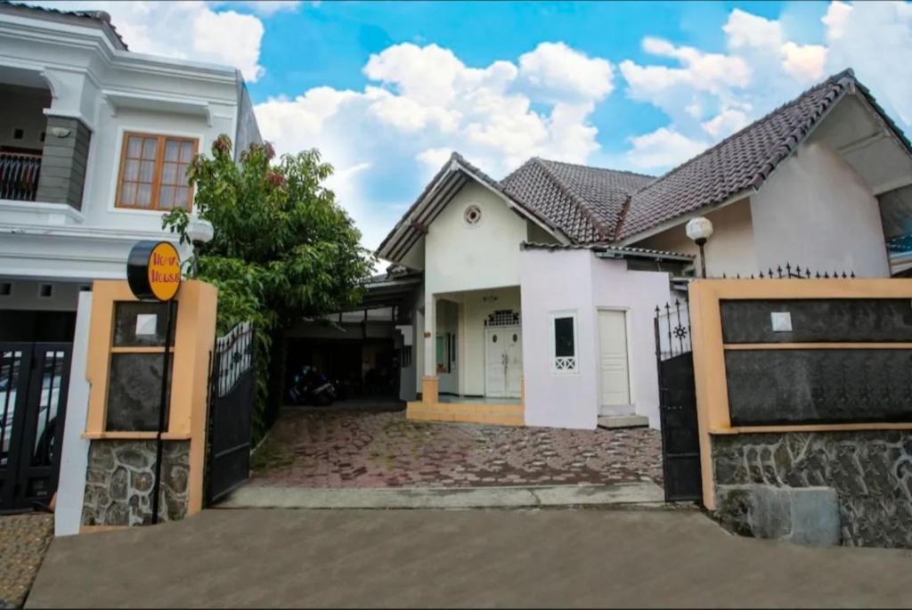 een huis met een hek ervoor bij Homestay at Homy House by ecommerceloka in Jomblang