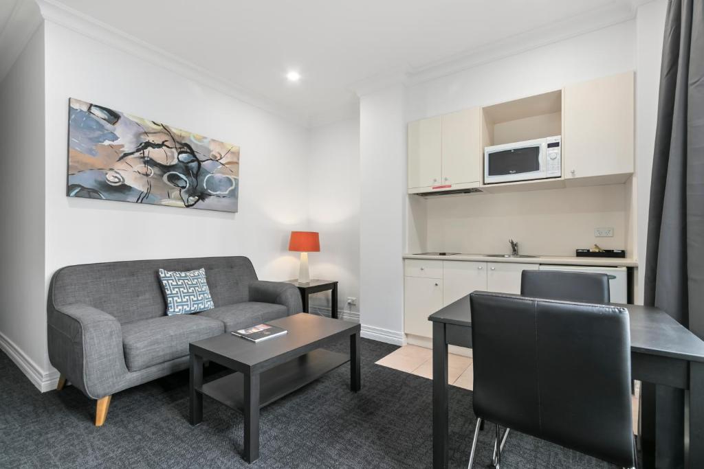 Kuchyň nebo kuchyňský kout v ubytování Comfort Hotel Melbourne Central