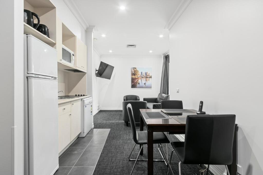 Kuchyň nebo kuchyňský kout v ubytování Comfort Hotel Melbourne Central
