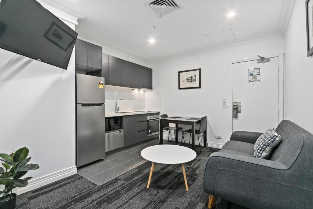 Kuchyň nebo kuchyňský kout v ubytování Comfort Hotel Melbourne Central