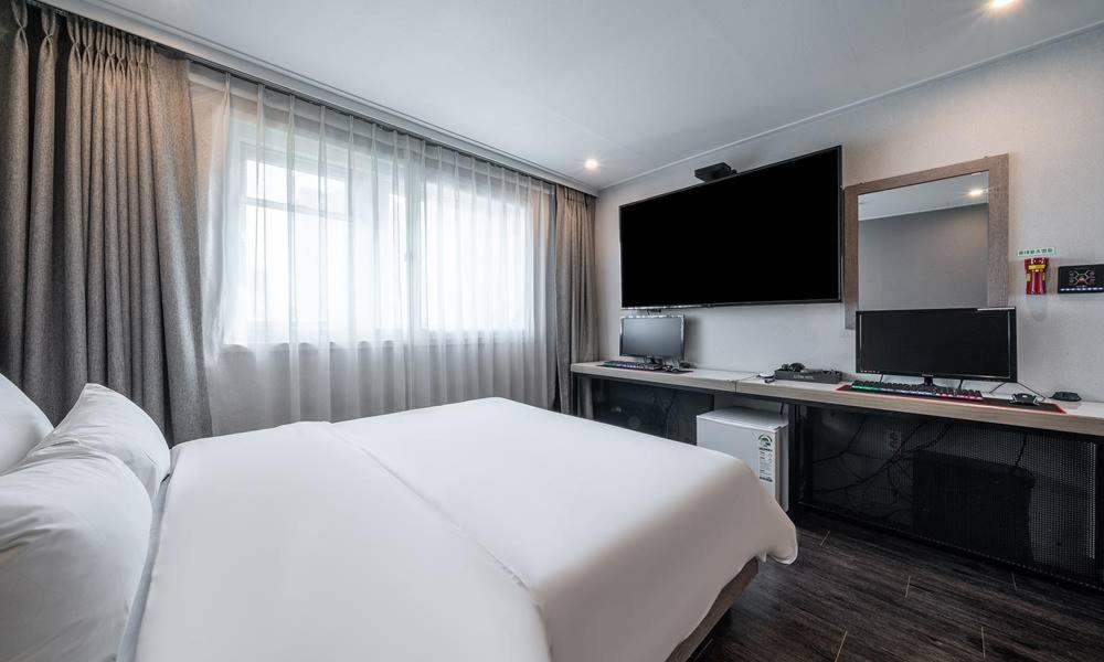 TV a/nebo společenská místnost v ubytování Anyang ILLOWA Hotel