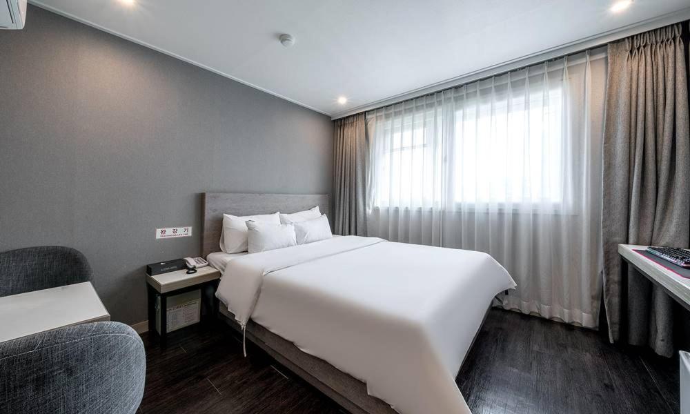 Postel nebo postele na pokoji v ubytování Anyang ILLOWA Hotel