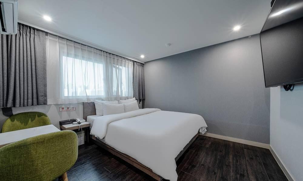Postel nebo postele na pokoji v ubytování Anyang ILLOWA Hotel