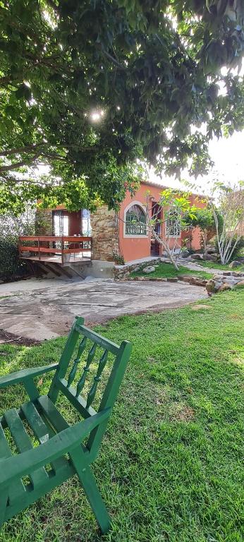 Serra de São Bento的住宿－Pousada Lajedo，绿地长凳坐在草地上