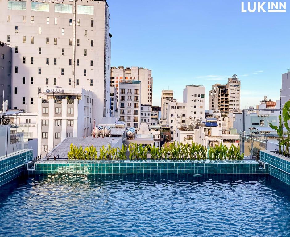 Bazén v ubytování LUK Inn Hotel - An Thượng, Đà Nẵng nebo v jeho okolí