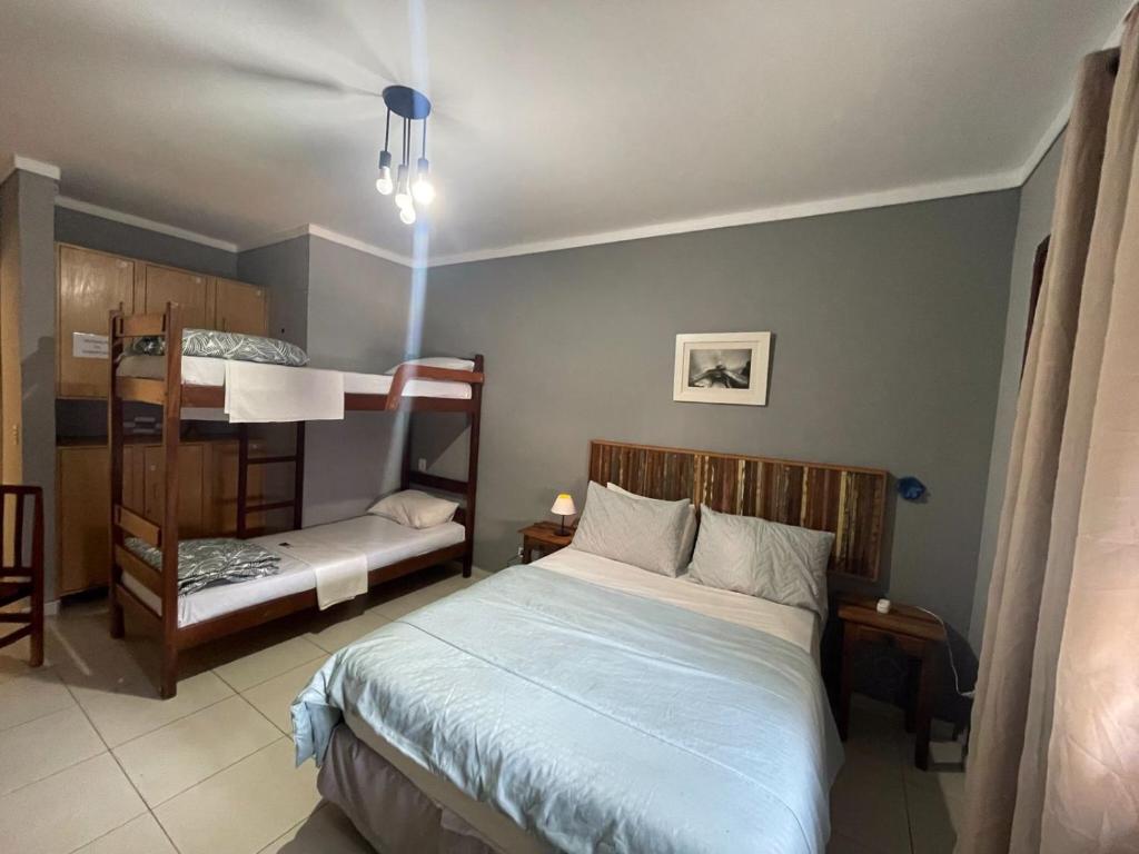 1 Schlafzimmer mit 2 Betten und 1 Etagenbett in der Unterkunft Pousada dos Franceses in São Paulo