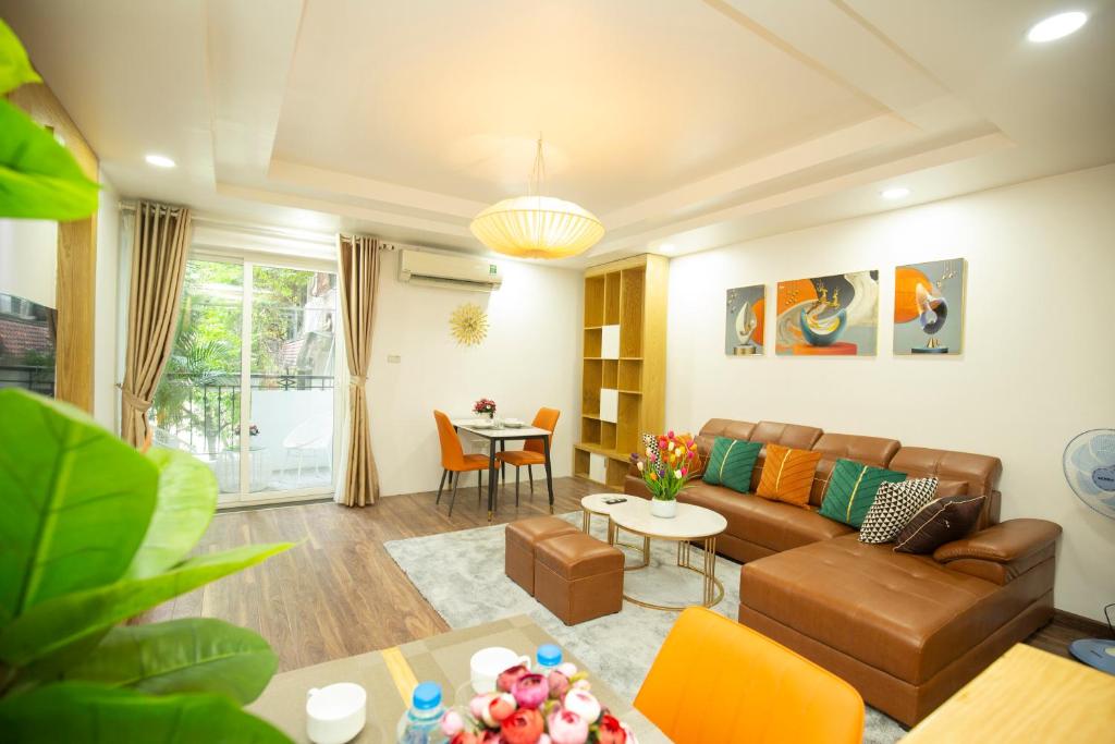 Sumitomo12- 535 Kim Mã Apartment for Japanese في هانوي: غرفة معيشة مع أريكة وطاولة