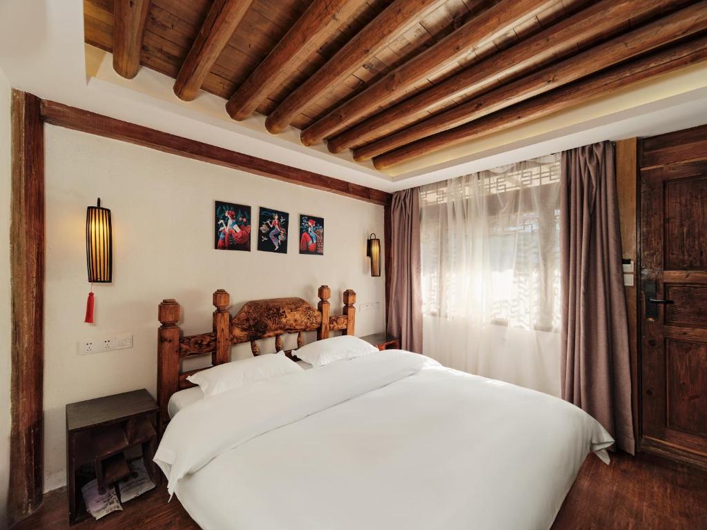 Postel nebo postele na pokoji v ubytování 夕露小榭古城南门店 Xilu Xiaoxie Inn Old Town Lijiang