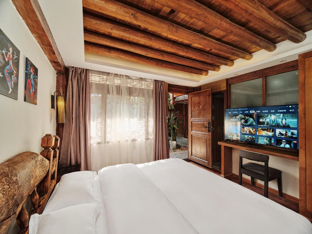 TV a/nebo společenská místnost v ubytování 夕露小榭古城南门店 Xilu Xiaoxie Inn Old Town Lijiang