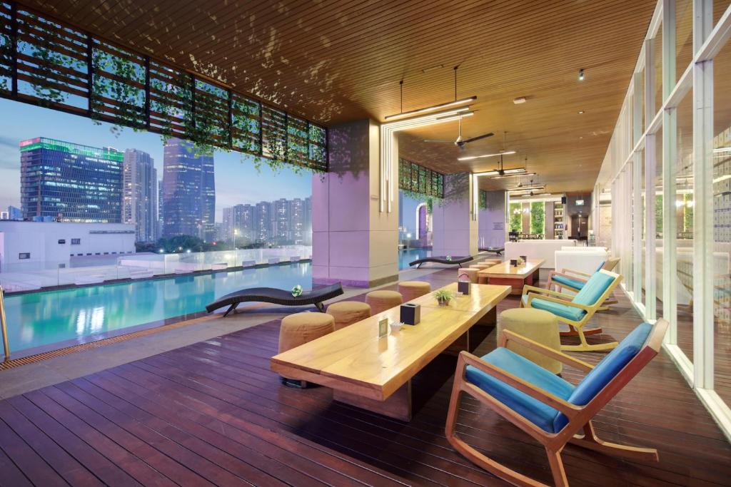 Kolam renang di atau dekat dengan JS Luwansa Hotel & Convention Center