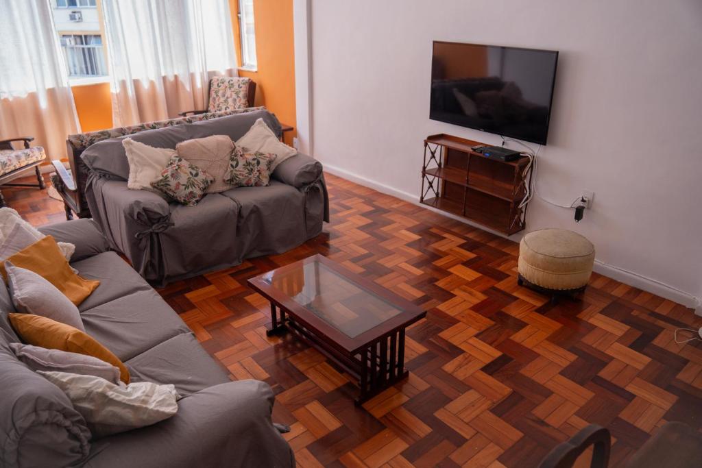 Sala de estar con 2 sofás y TV en Copacabana - Apto 3 quartos, en Río de Janeiro