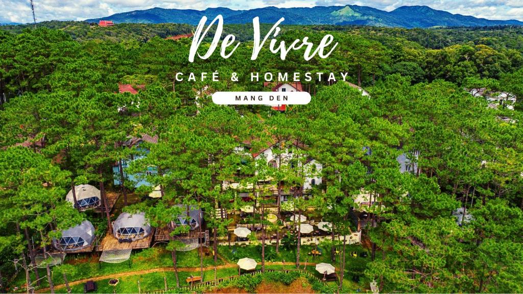 una vista aérea de un complejo en los árboles en De Vivre Homestay Măng Đen en Kon Von Kla