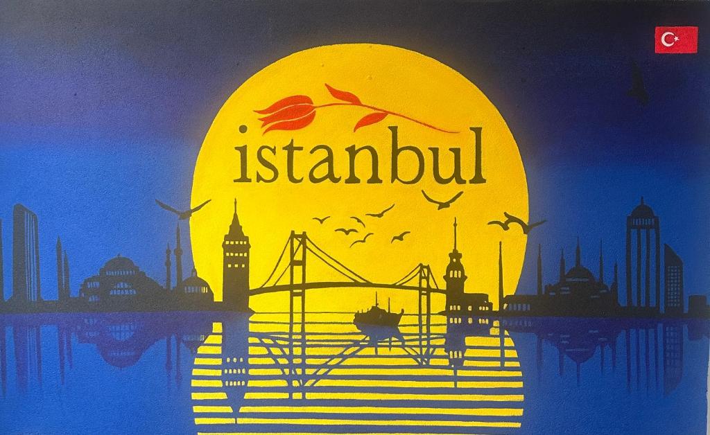 Une peinture d'une ville avec les mots istanbul dans l'établissement Istanbul Boutique Hotel, à Patong Beach