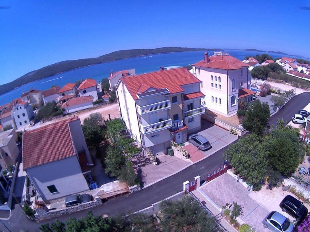una vista aérea de una ciudad con un gran edificio en Apartments Maca - seaview & private parking, en Zablaće
