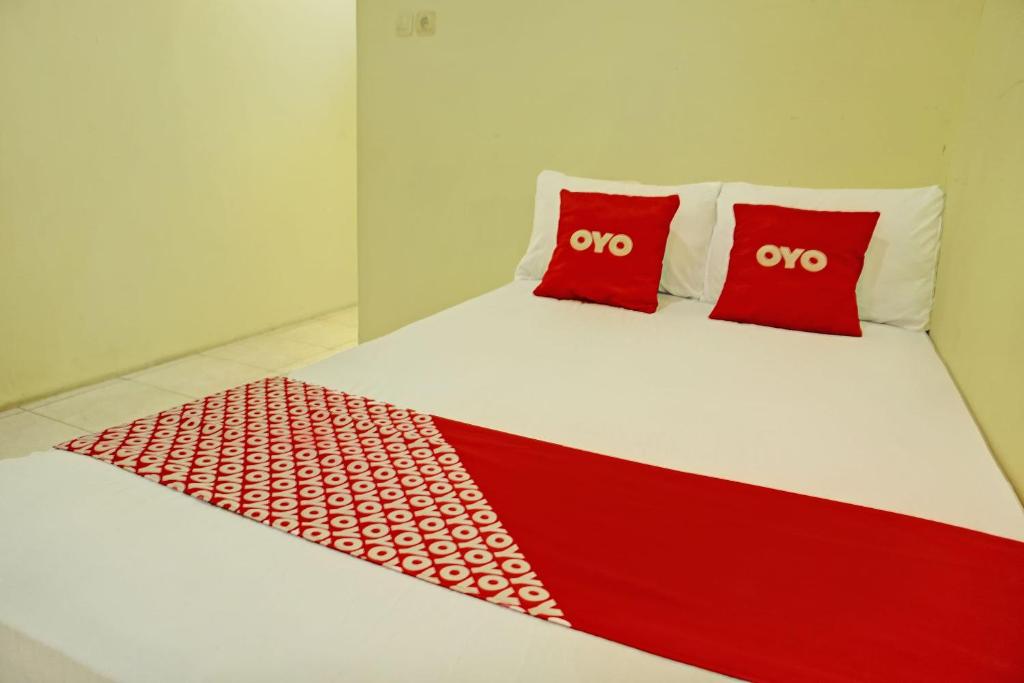 Tempat tidur dalam kamar di OYO Life 92936 Kost Teteh Erni Karawang