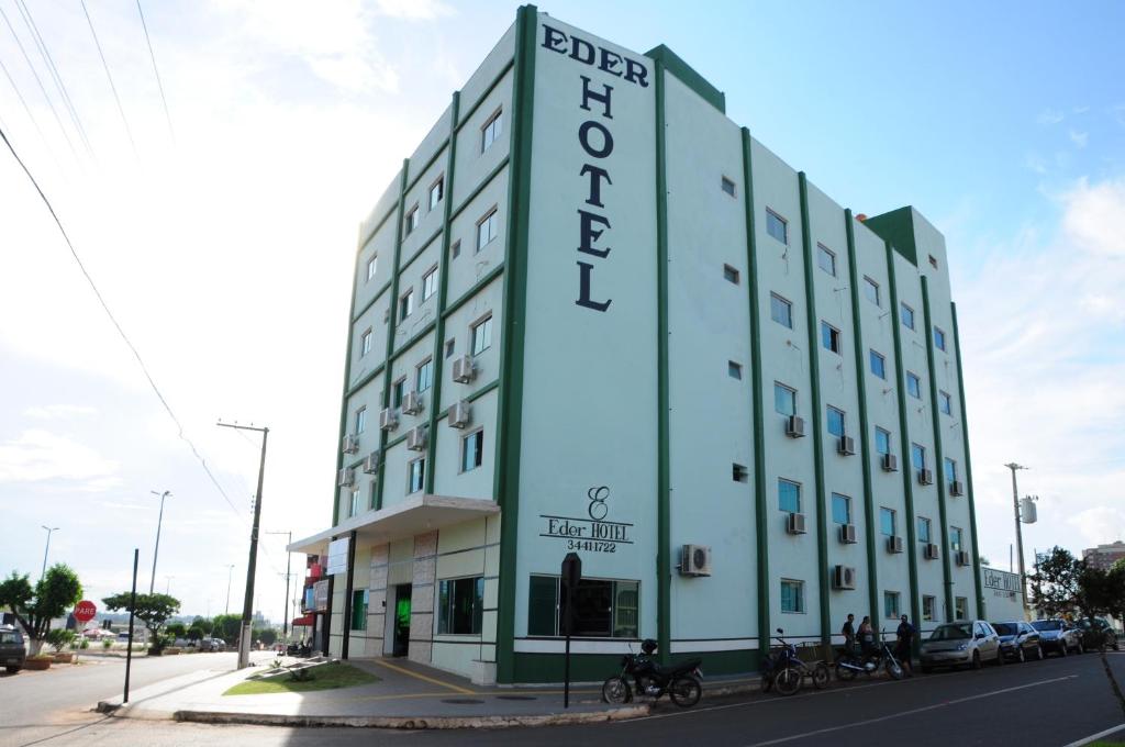 un gran edificio en la esquina de una calle en Eder Hotel, en Cacoal