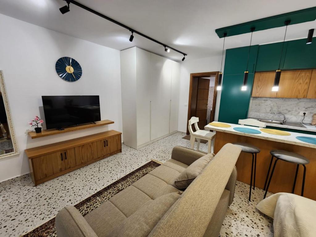 地拉那的住宿－Pietro Guesthouse，带沙发和电视的客厅