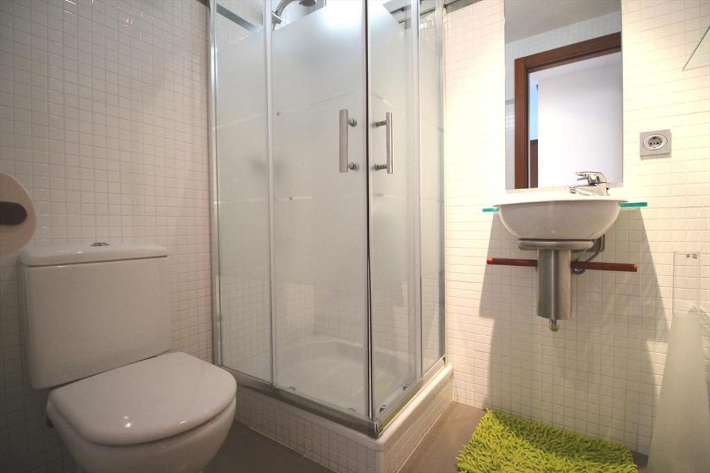 デニアにあるElegance 55のバスルーム(シャワー、トイレ、シンク付)