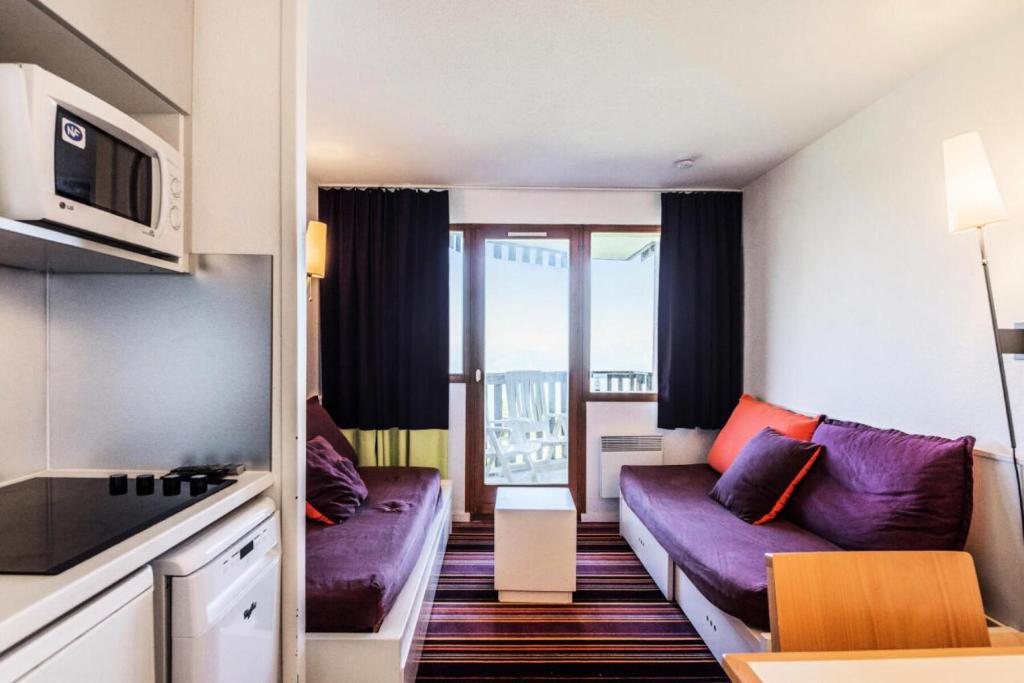 a living room with a couch and a balcony at Résidence Quartier Falaise - maeva Home - Studio 4 personnes - Sélection MAE-0474 in Avoriaz