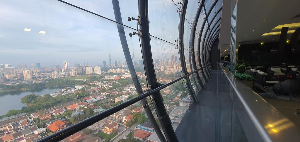 een uitzicht op de stad vanuit een gebouw bij M City Ampang KL city in Kuala Lumpur