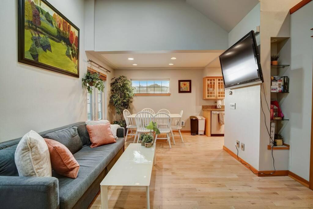 西雅圖的住宿－Modern 3Bed+loft, 3.5Bath Home w/desk, gym access，带沙发和平面电视的客厅