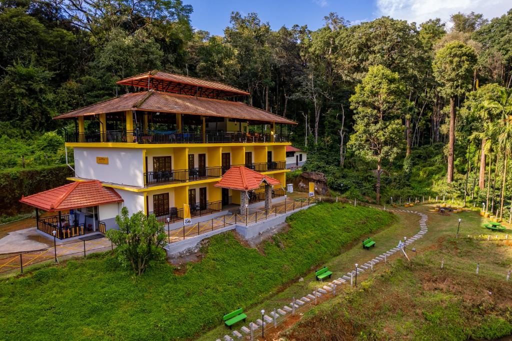 uma vista superior de uma casa num parque em The Hosteller Coorg Rainforest, Madikeri em Madikeri