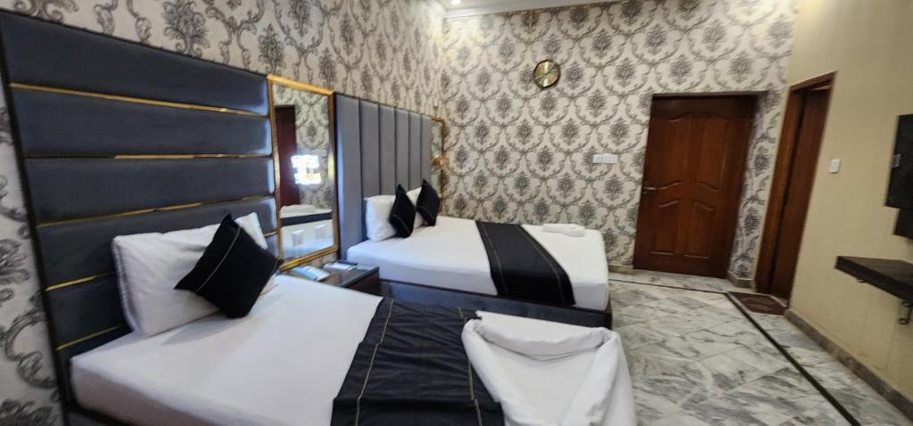 Red Fort Hotel Gulberg - Deluxe Triple Room