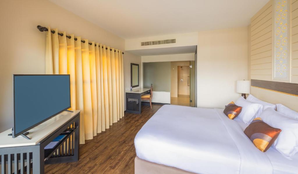 Postel nebo postele na pokoji v ubytování Deevana Plaza Phuket - SHA Extra Plus