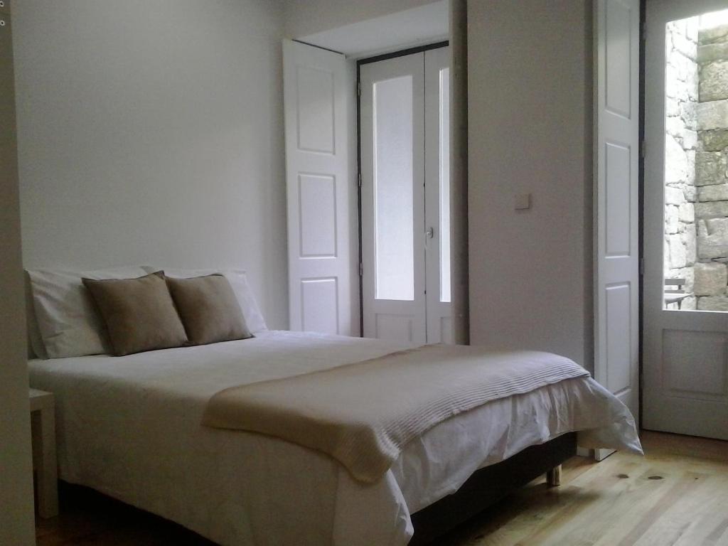 une chambre avec un lit et une fenêtre dans l'établissement Your Place Porto II, à Porto