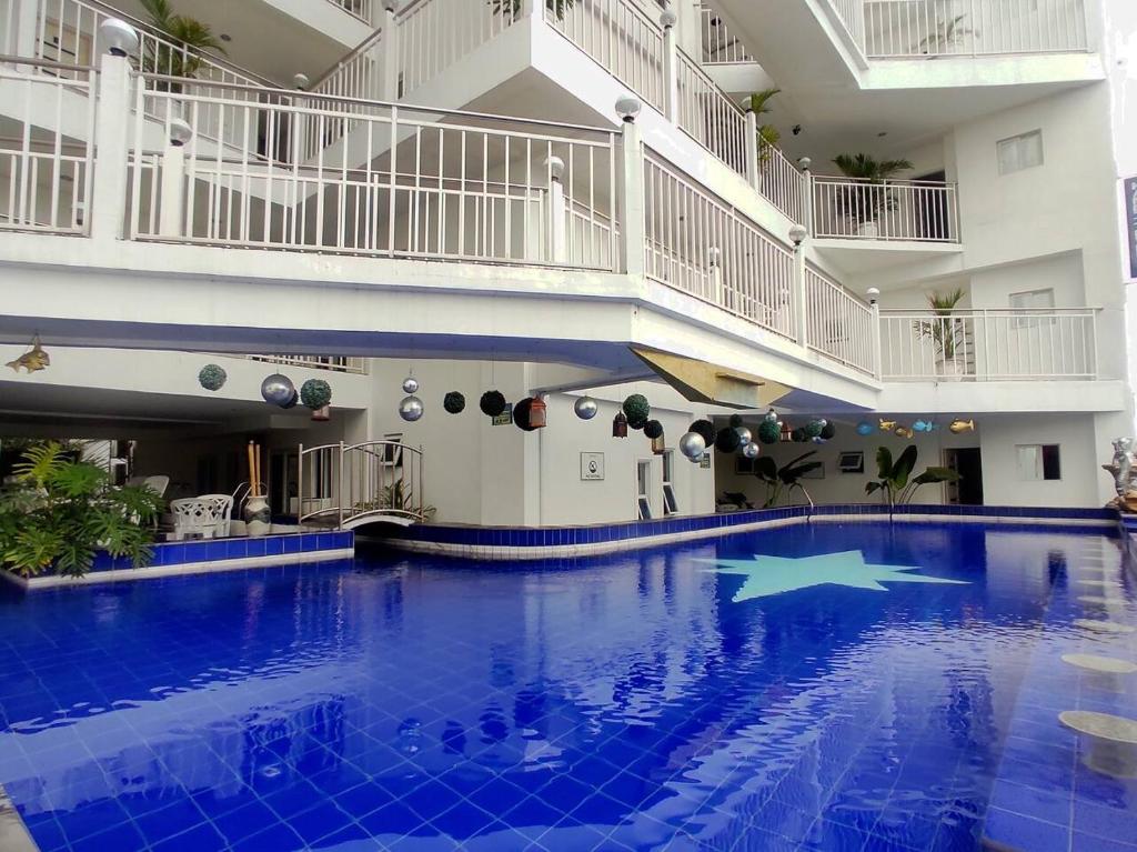 Bazén v ubytování 2BR condo at Kandi tower 2 nebo v jeho okolí
