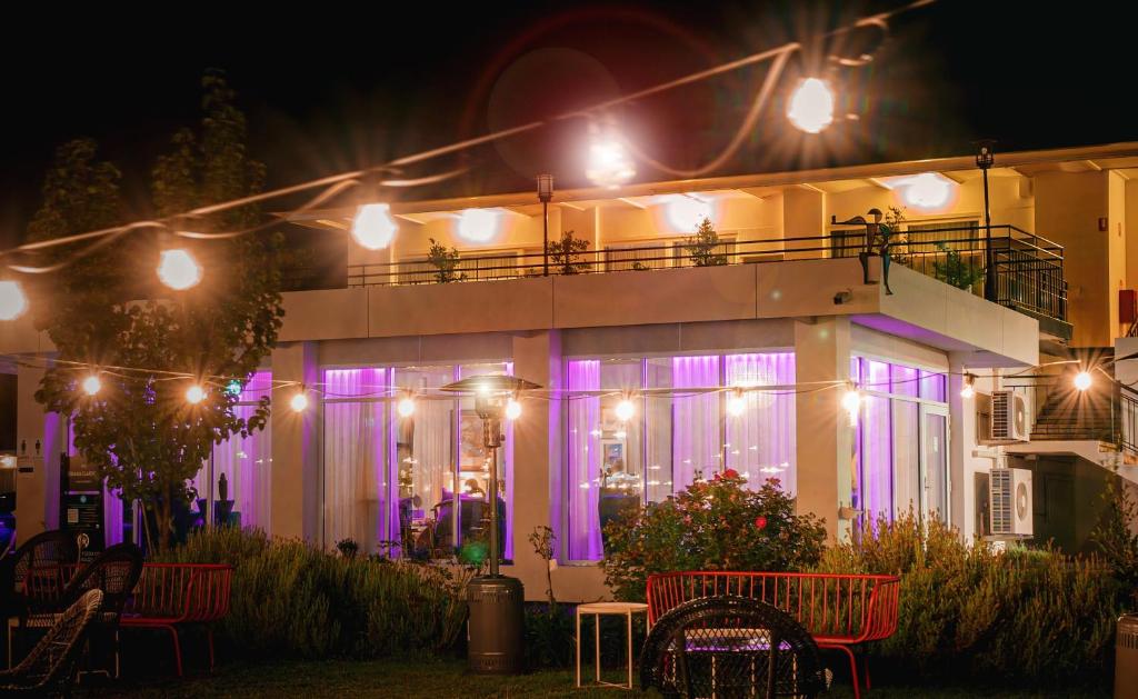 uma casa com luzes roxas ao lado em The Oriana Orange - Retro Hotel & Resort em Orange