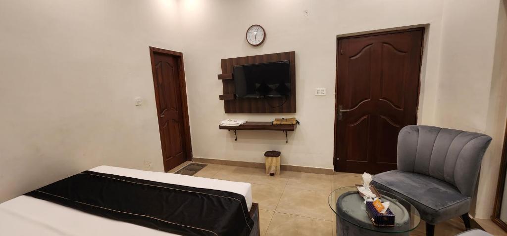 Red Fort Hotel Gulberg - Budget Double Room