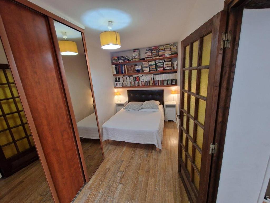 Uma cama ou camas num quarto em Apartment Saint Jacques Notre Dame de Paris