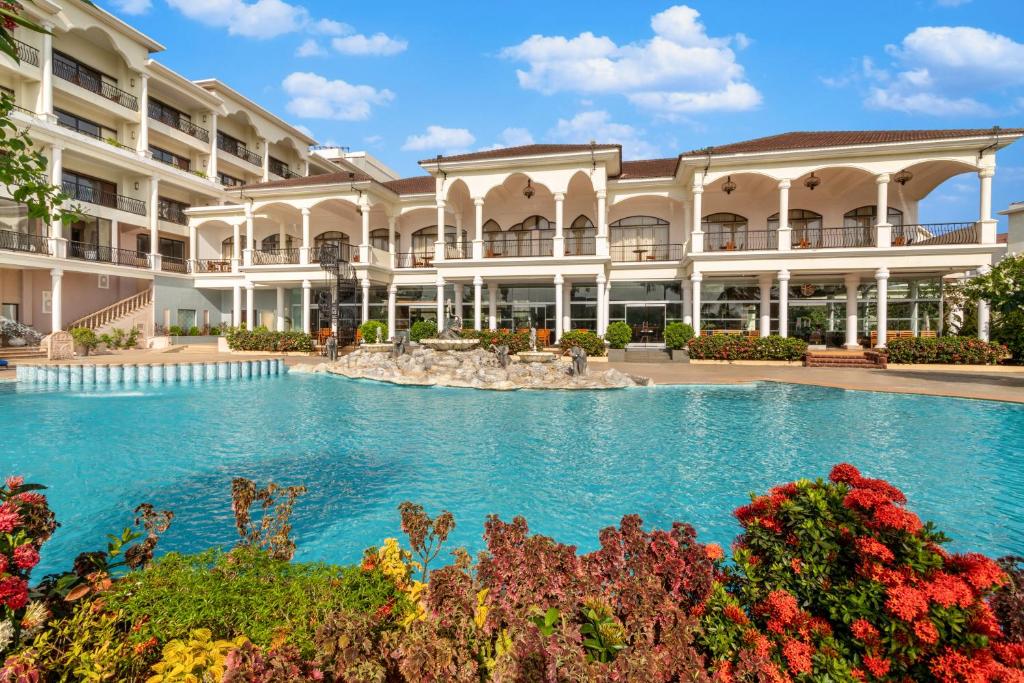 einen Blick nach außen auf ein Hotel mit einem großen Pool in der Unterkunft Resort Rio in Arpora