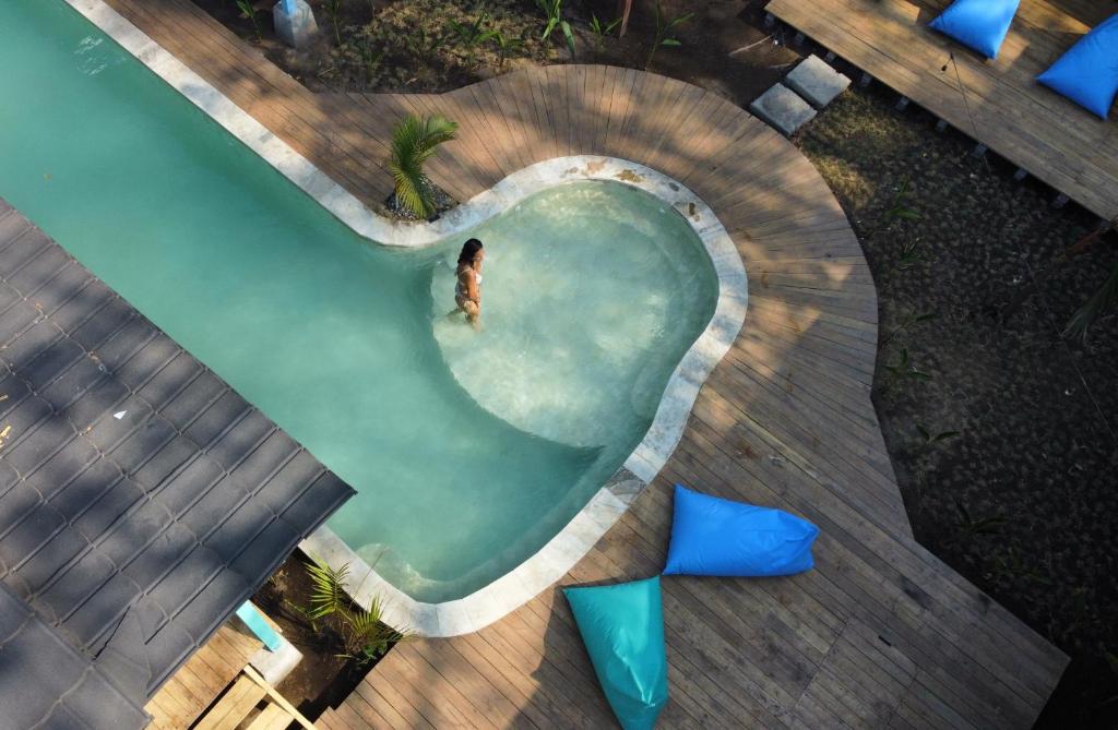 una vista sul soffitto di una piscina a forma di cuore di Casa Kapuas a Gili Trawangan