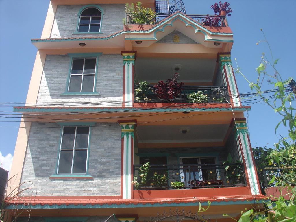 um edifício alto com janelas e uma varanda em Buddhi Boutique em Pokhara