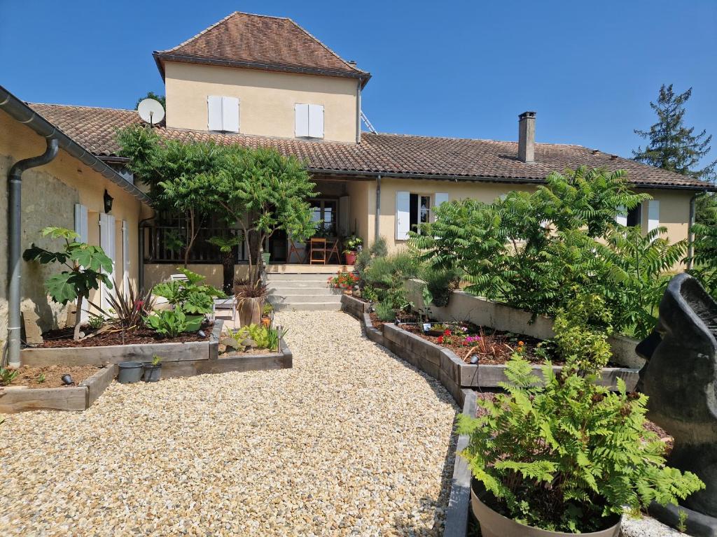 una casa con un jardín delante de ella en Maison Cassin47, en Lavergne