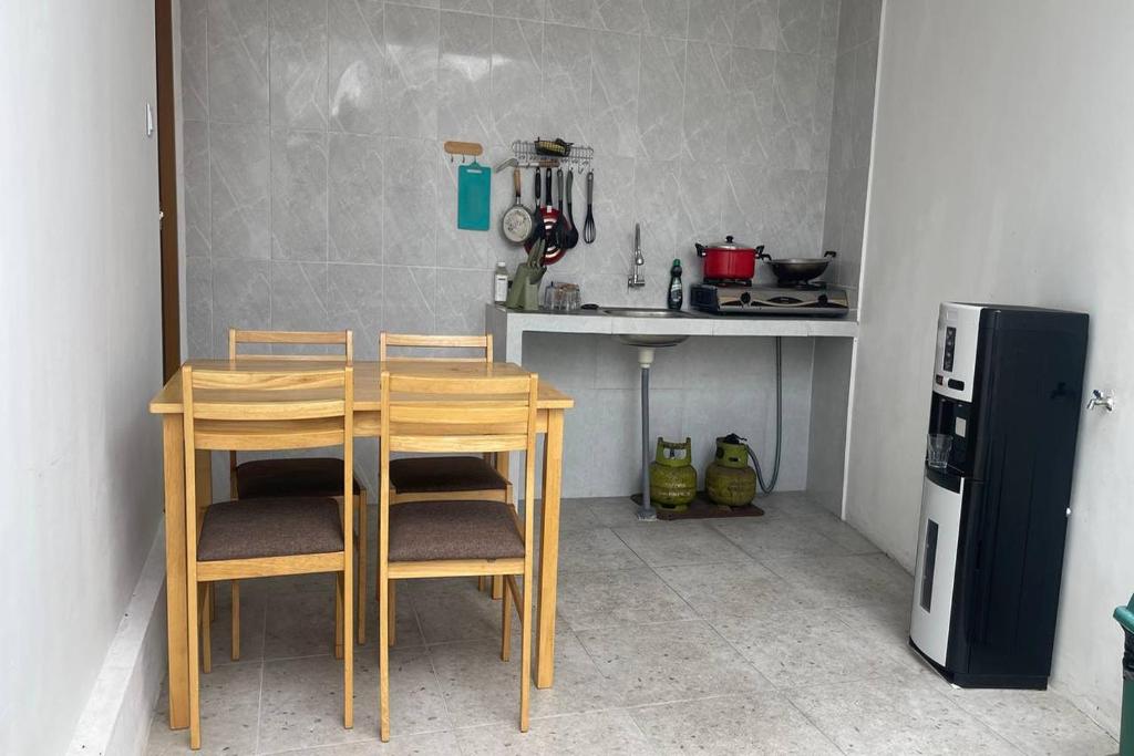 Kuchyň nebo kuchyňský kout v ubytování Maisaba Coliving Cempaka
