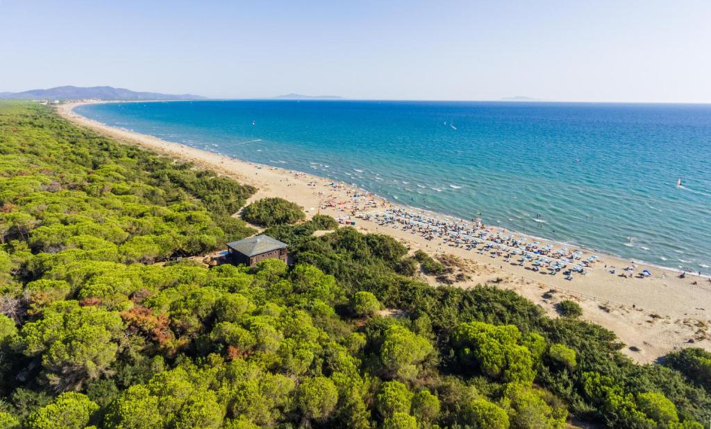 an aerial view of a beach with a lot of people at Gitavillage Le Marze in Marina di Grosseto