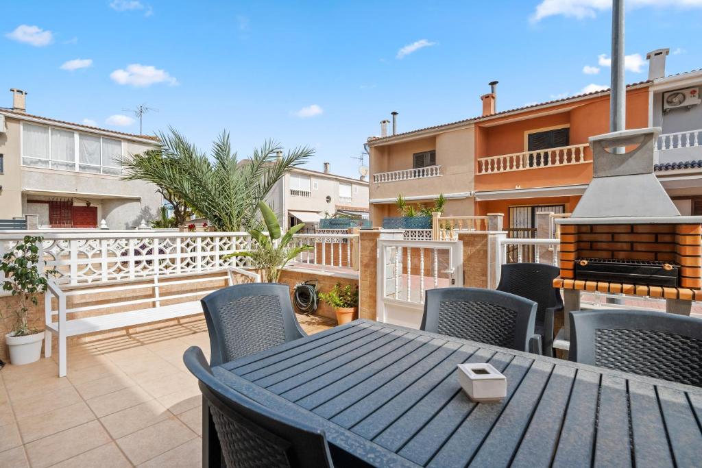 a patio with a table and chairs on a balcony at Casa Plugge in Torrevieja