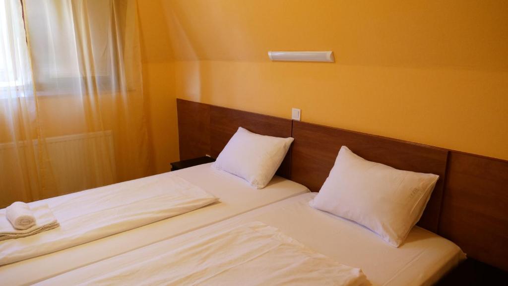 Postel nebo postele na pokoji v ubytování Attila Hotel Budapest